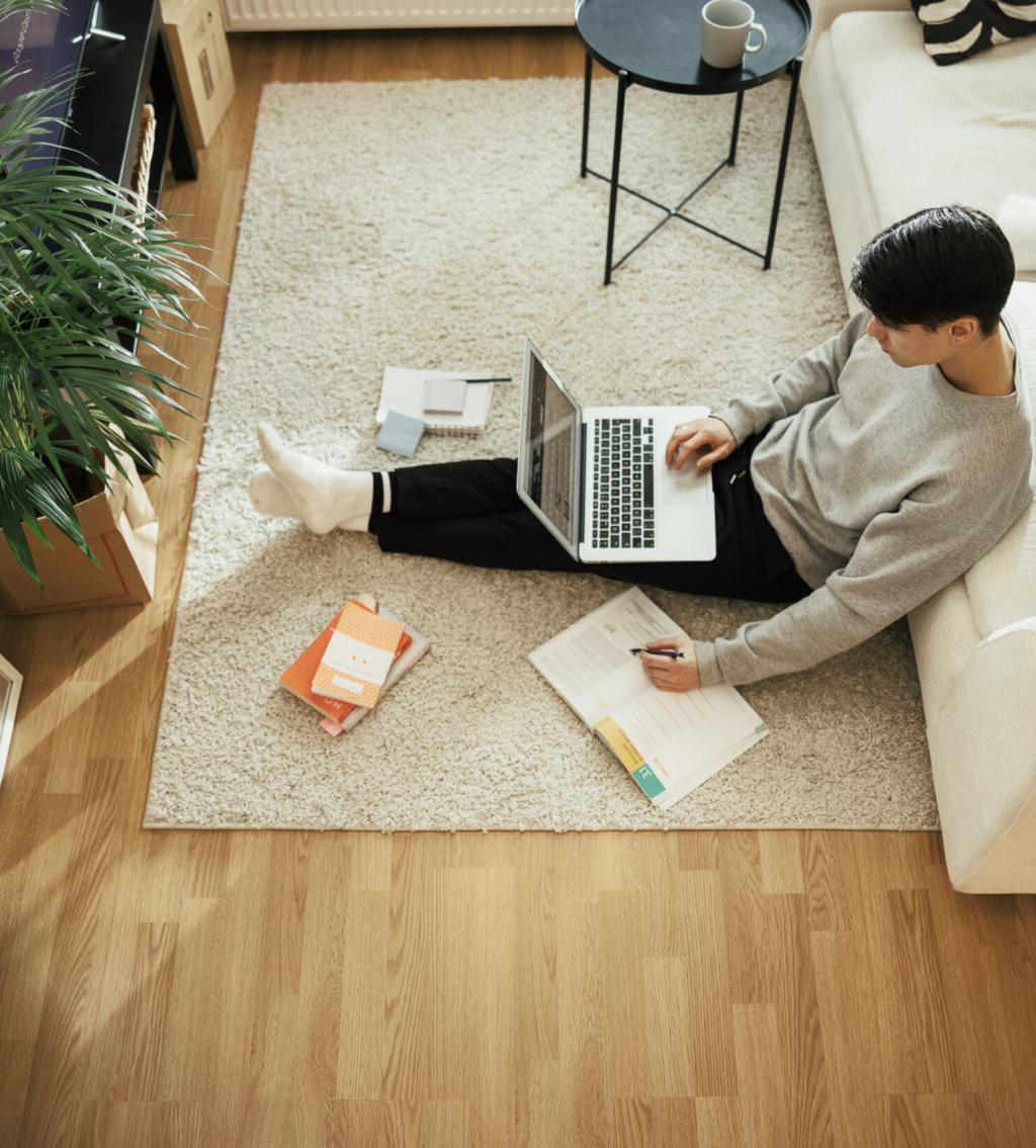 Poika opiskelee kotona